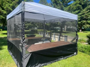 A tent that is sitting in the grass.